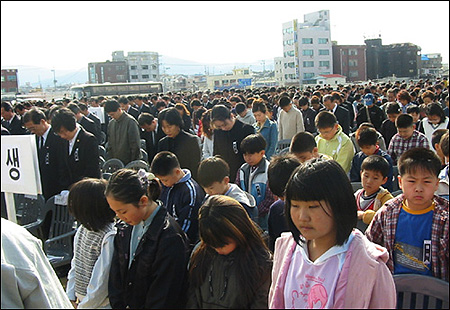 1일 천안초등학교 운동장에서 열린 축구부 합숙소 참사 희생자 합동영결식 